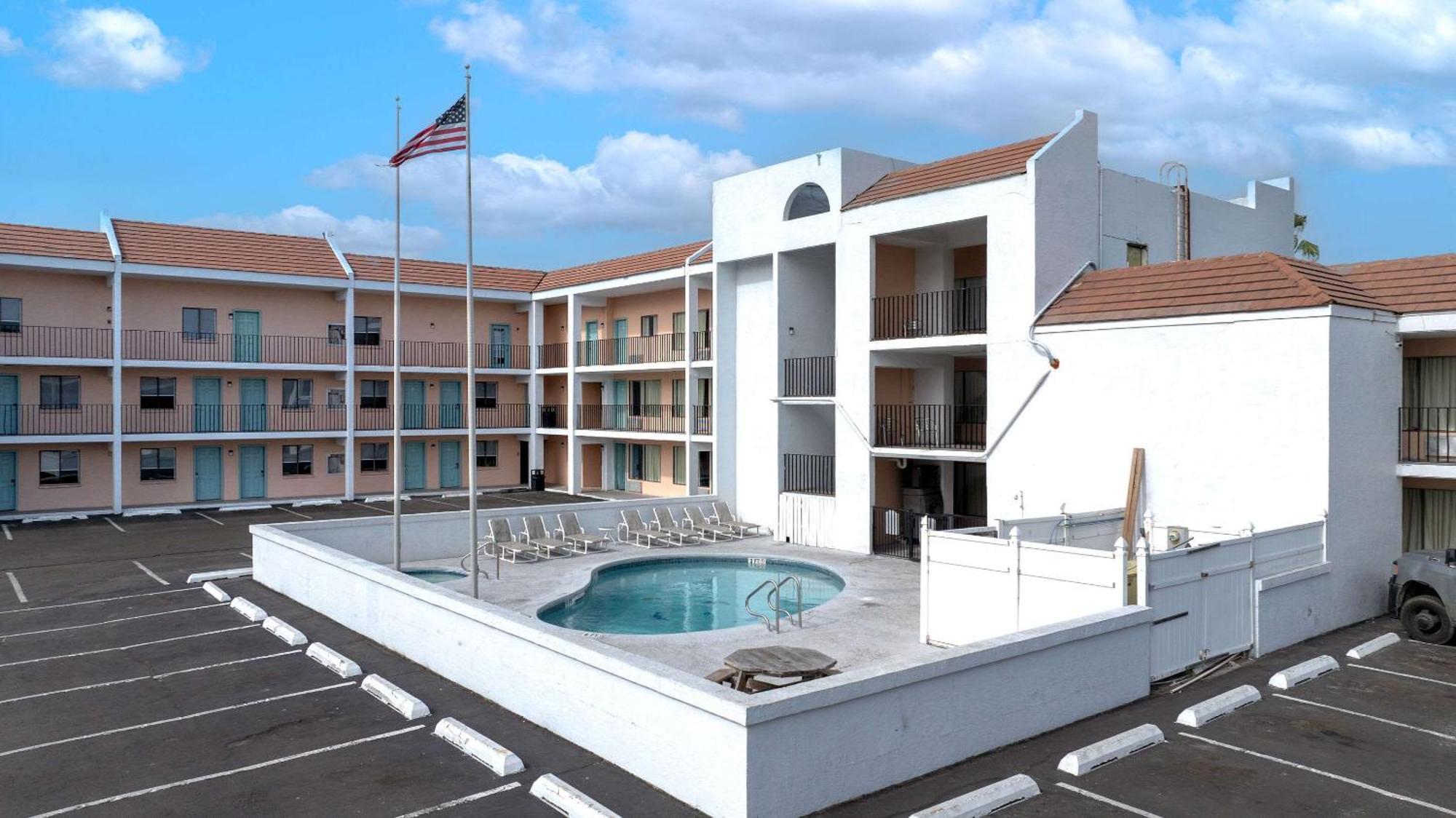 Hotel Windwater And Marina