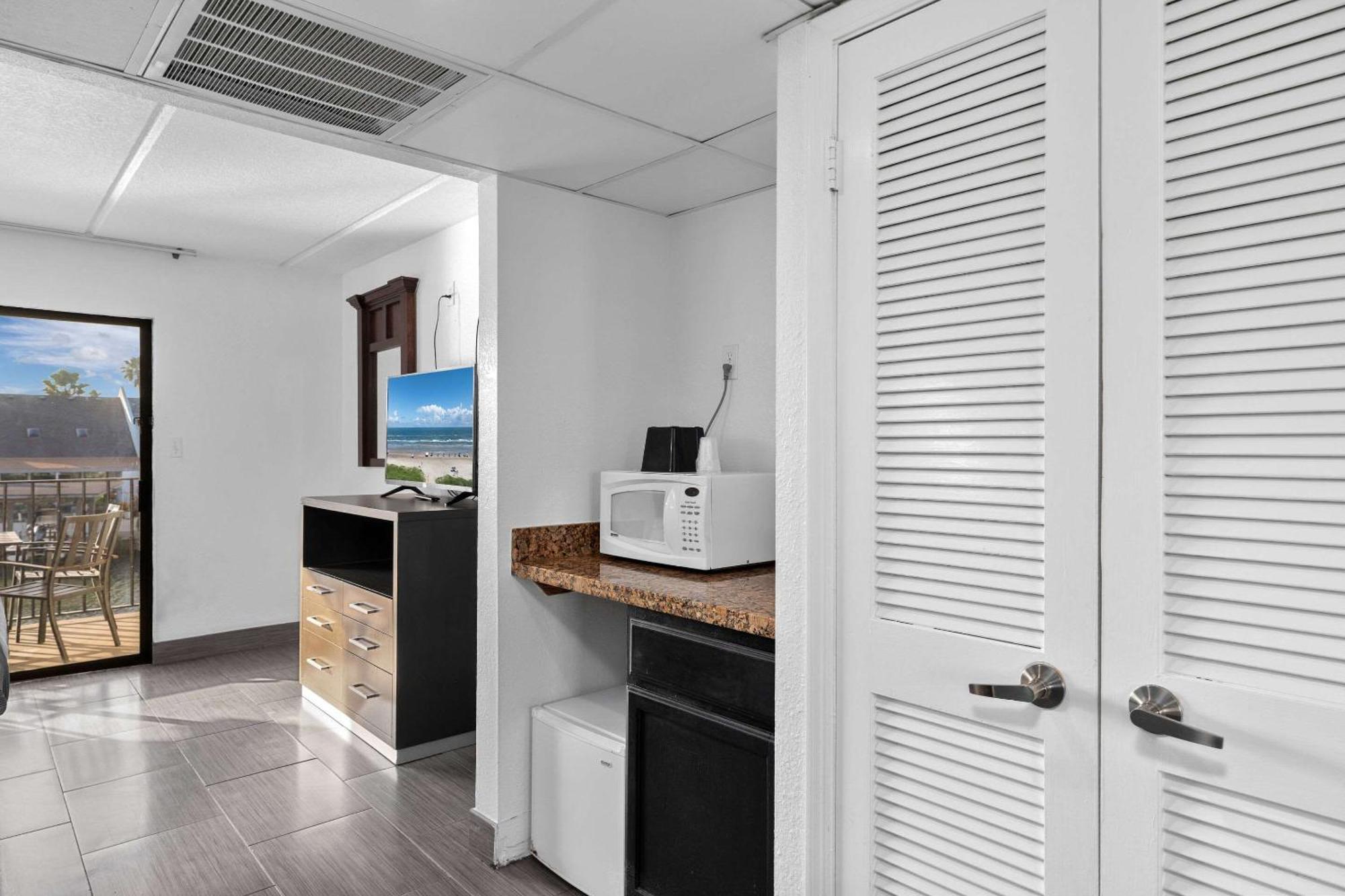 Windwater And Marina Hotel 2*