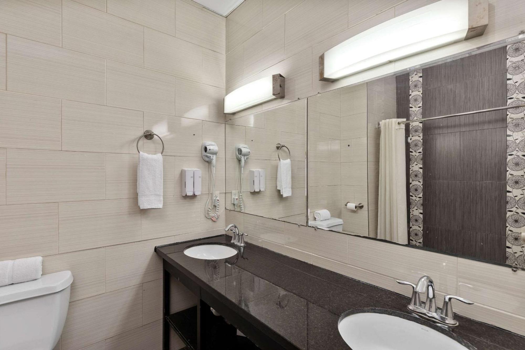 Windwater And Marina Hotel