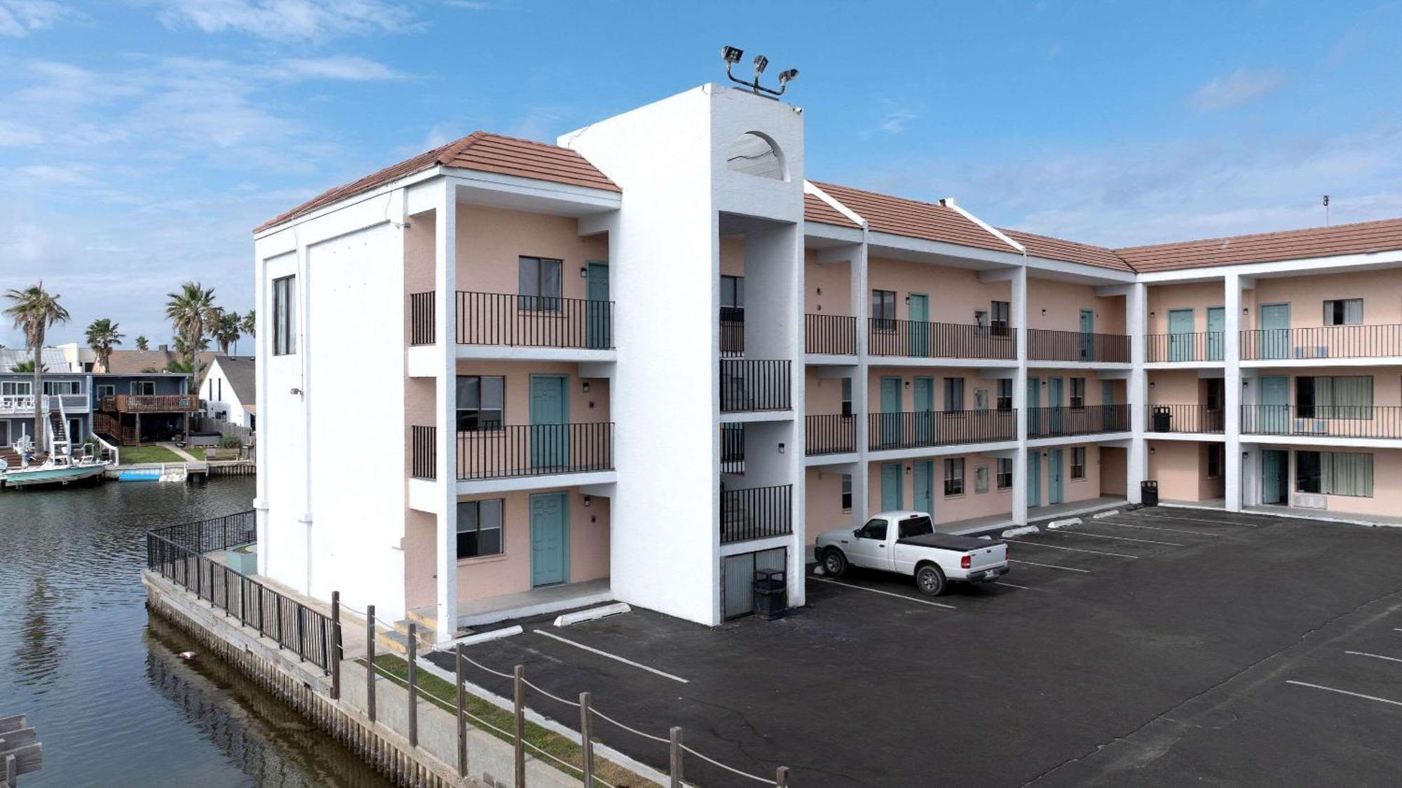 Hotel Windwater And Marina