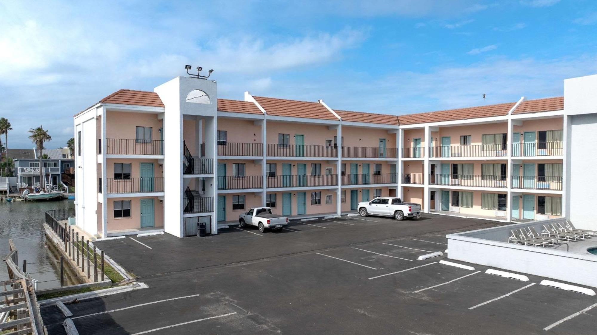 Hotel Windwater And Marina 2*