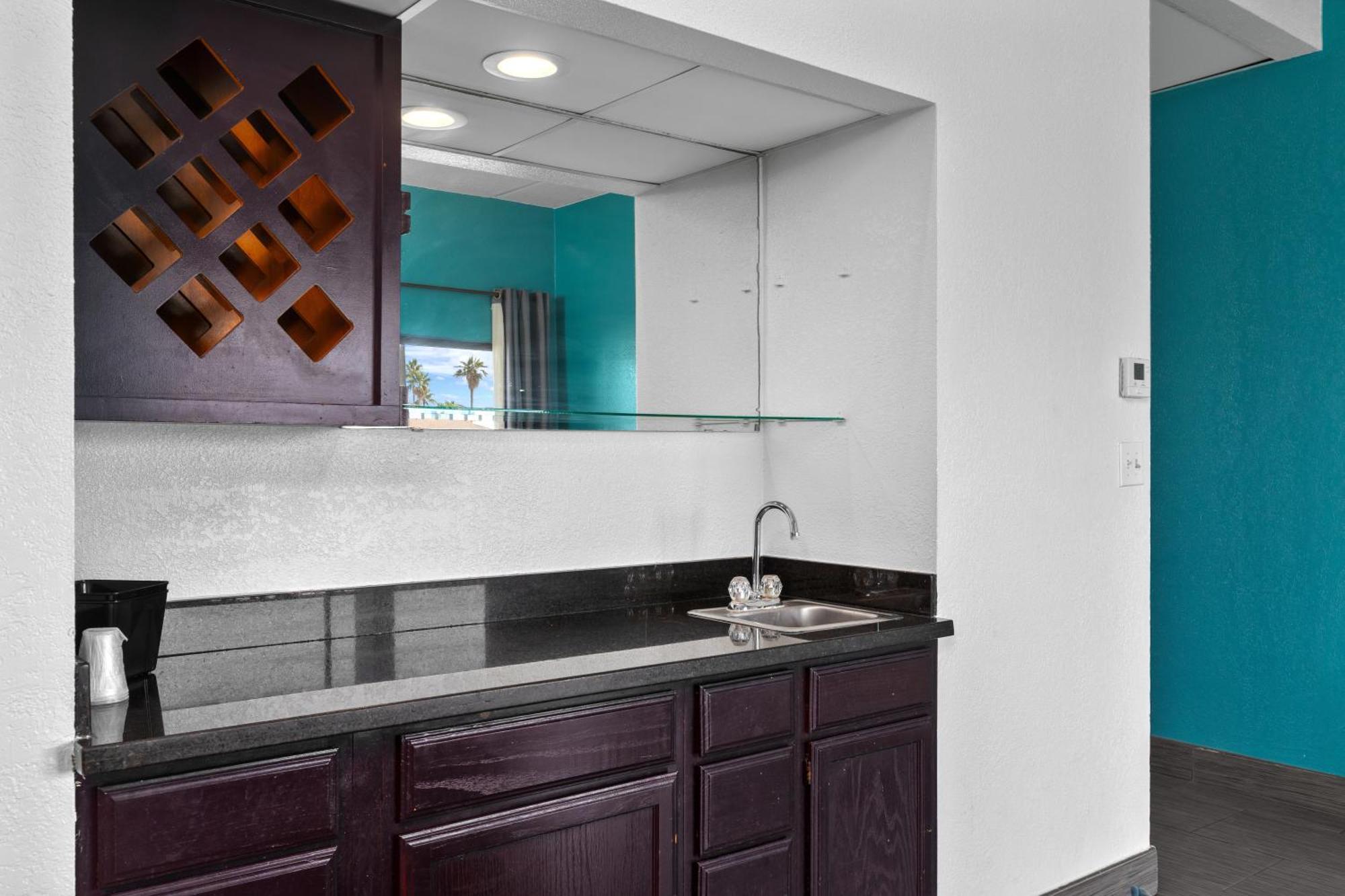 Windwater And Marina Hotel 2*