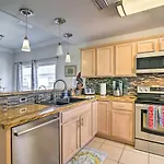 South Padre Island Condo With Pool Access And Balcony!
