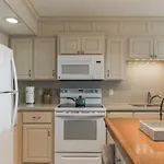 Charming 1 Bedroom, 3 Minute Walk To The Beach Condo