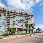 Blue View Beauty! Beachfront Resort, Shared Pools & Jacuzzi