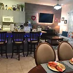 Cozy & Spacious Condo 10Min Walk To Beach