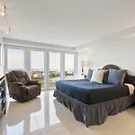 Enjoy A Perfect Bayview! Beachfront Resort With Shared Pools