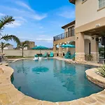 Paradise Villa: 2 Blocks From Beach, Private Pool