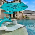Paradise Villa: 2 Blocks From Beach, Private Pool