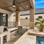 Paradise Villa: 2 Blocks From Beach, Private Pool