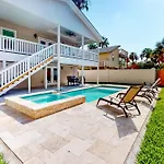 Carolyn\'S Seashell Retreat