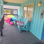 Upper Deck Hotel And Bar - Adults Only