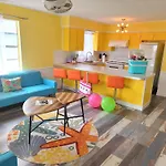 Upper Deck Hotel And Bar - Adults Only