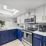 Ground Floor Beachfront 2 Steps From Amenities IV