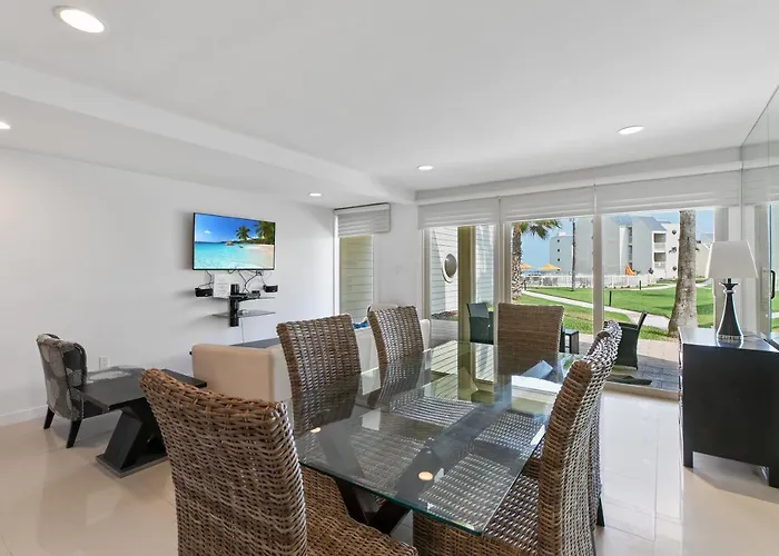 Ground Floor Beachfront!! Steps From The Beach! Enjoy 2 Pools And Jacuzzii