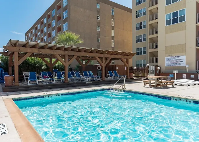 Charming 1 Bedroom, 3 Minute Walk To The Beach Condo