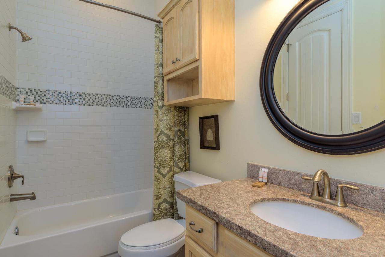 Capricorn - 2 Bedroom Short Walk To The Beach Apartment