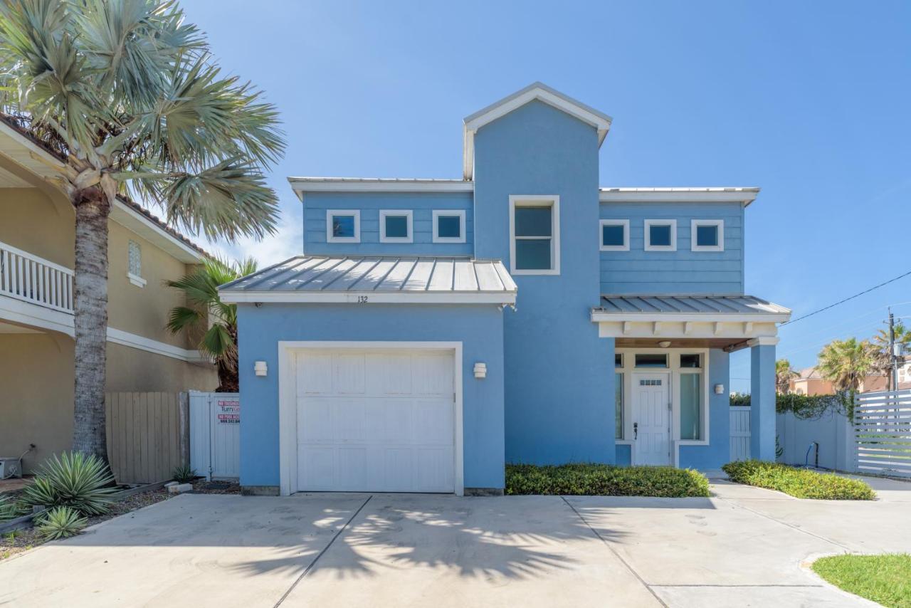 Capricorn - 2 Bedroom Short Walk To The Beach *
