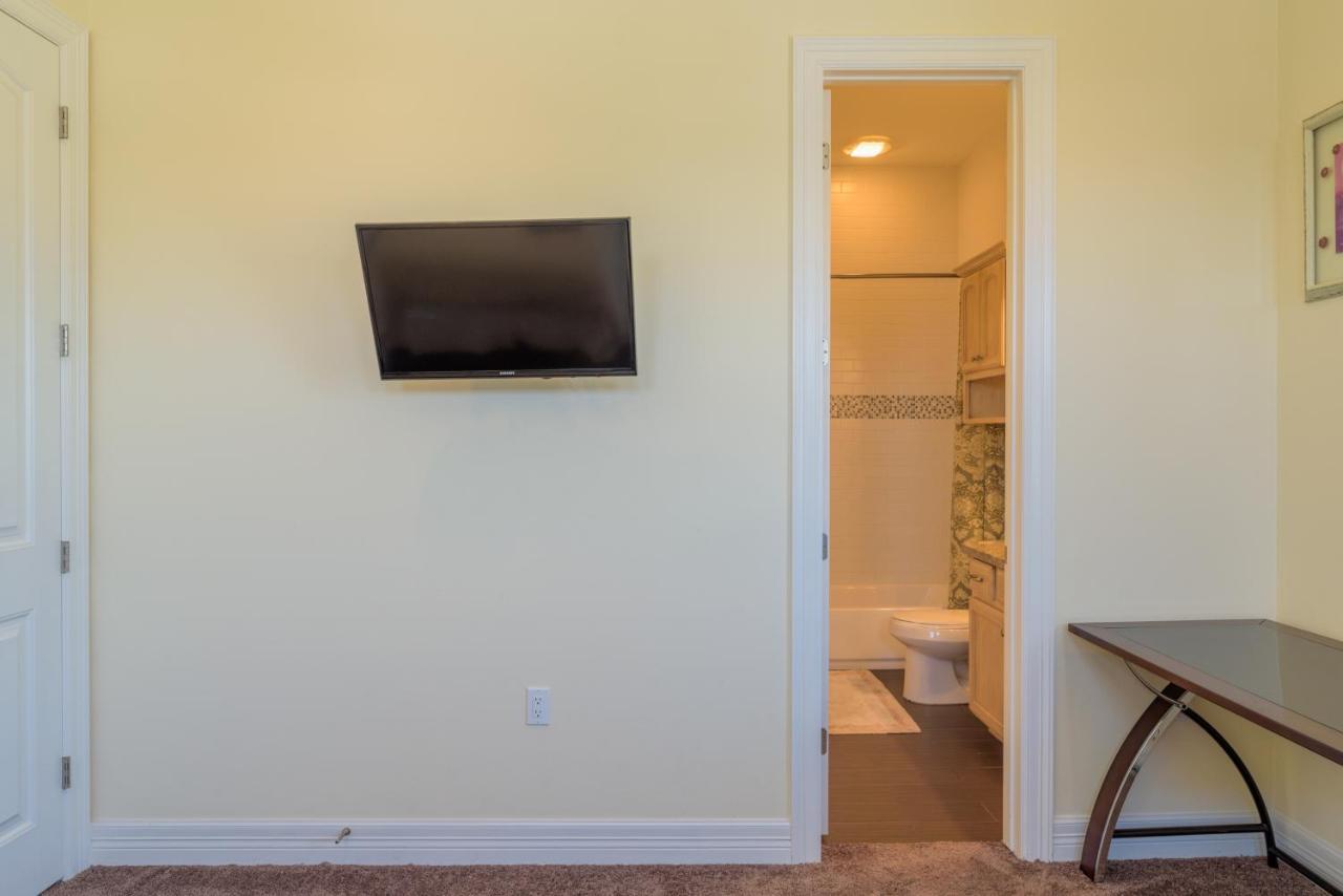 Capricorn - 2 Bedroom Short Walk To The Beach Apartment South Padre Island