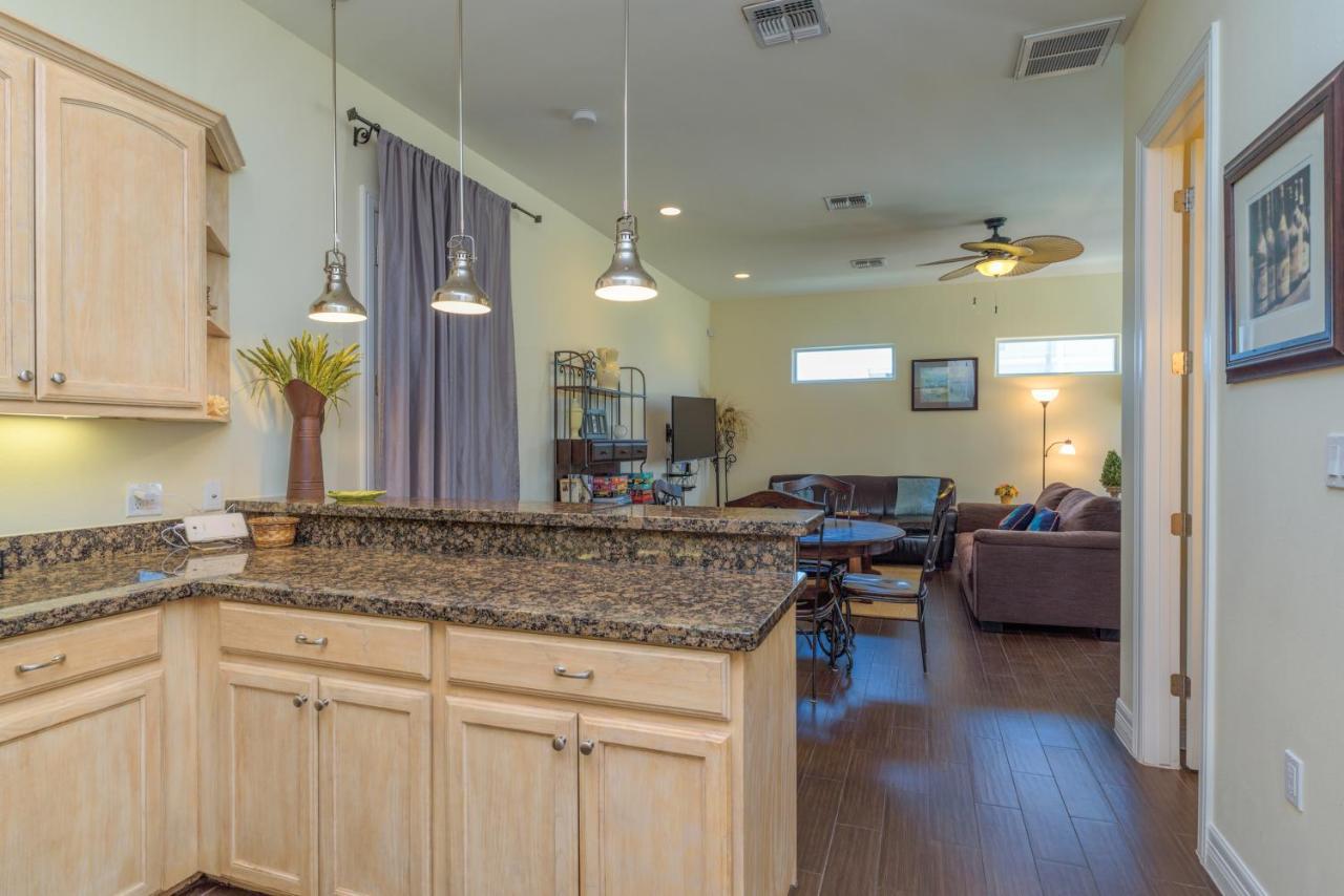 Capricorn - 2 Bedroom Short Walk To The Beach