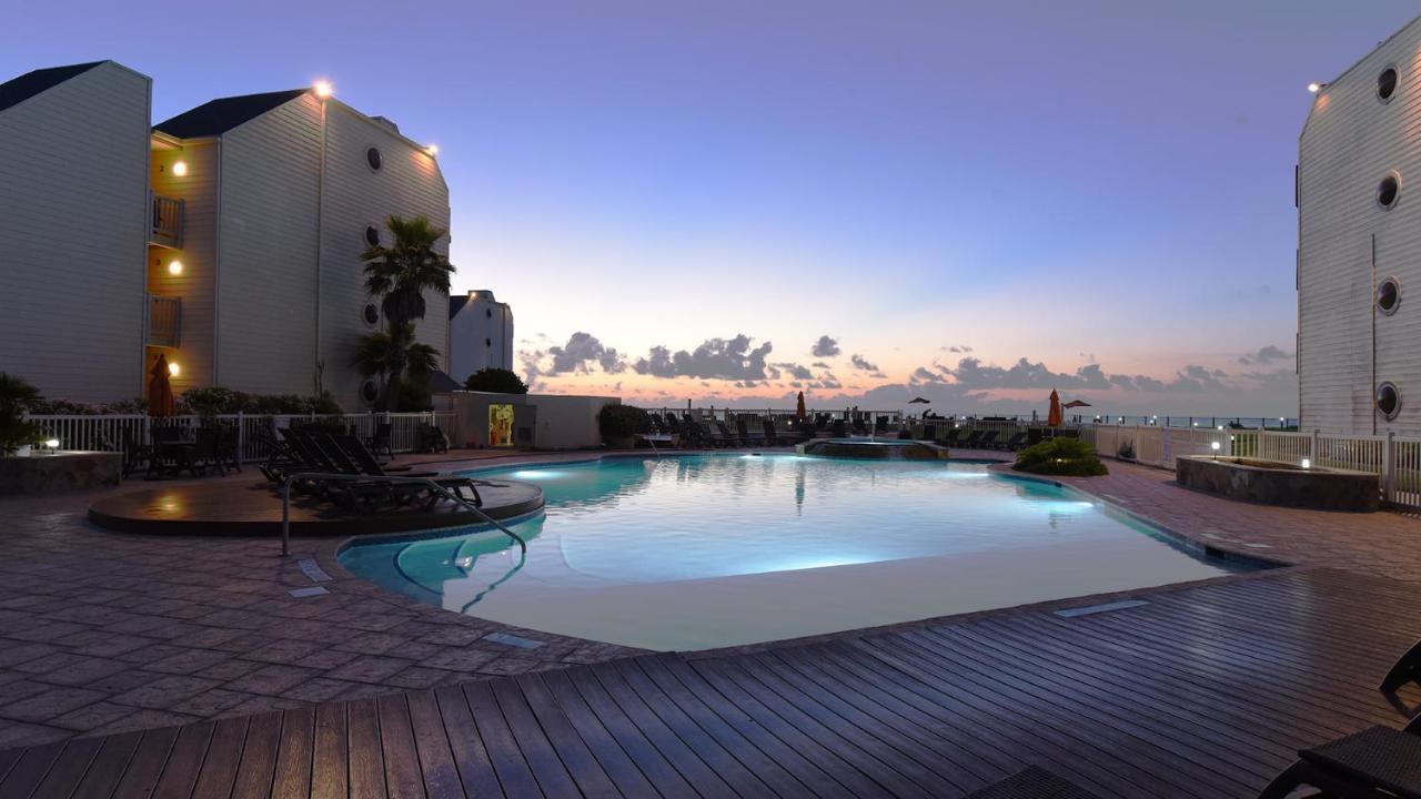 Holiday home Ground Floor Beachfront!! Steps From The Beach! Enjoy 2 Pools And Jacuzzii *
