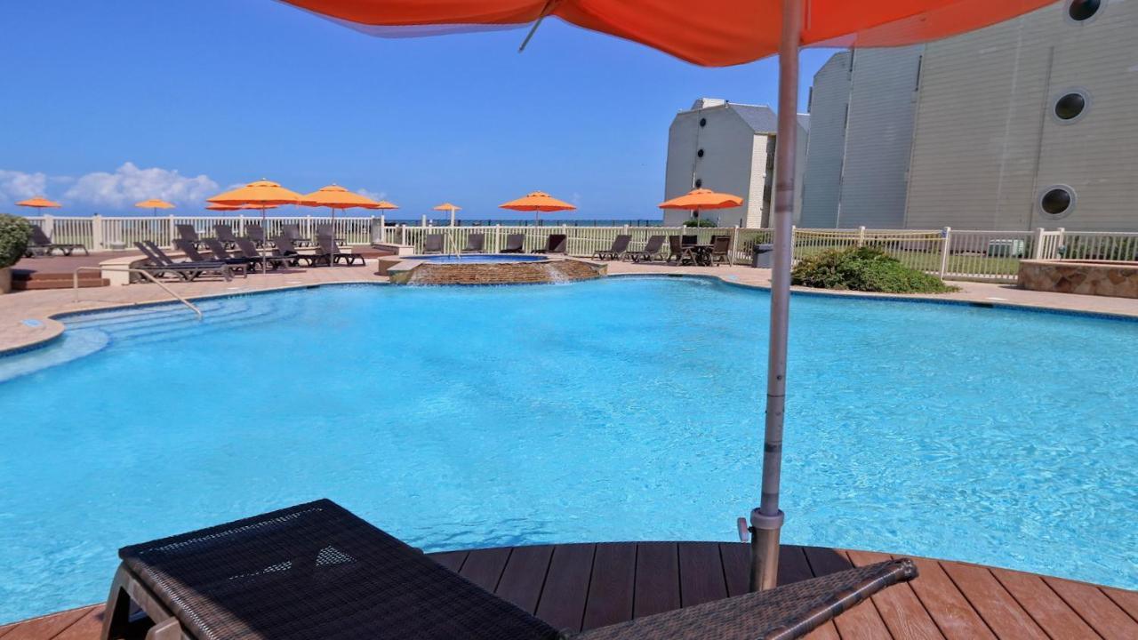 Ground Floor Beachfront!! Steps From The Beach! Enjoy 2 Pools And Jacuzzii