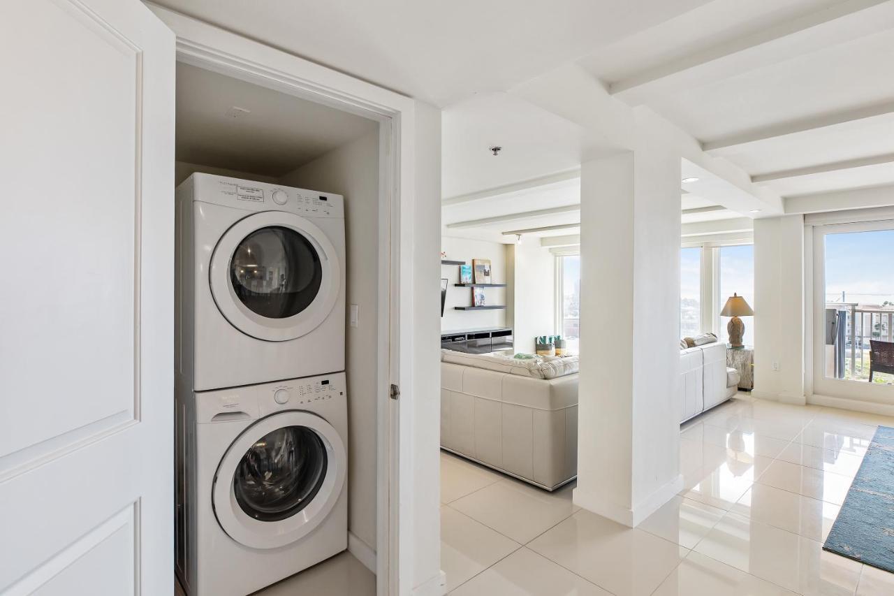 Apartment Breathtaking Bay View, Beachfront Resort, Family Friendly, Shared Pools