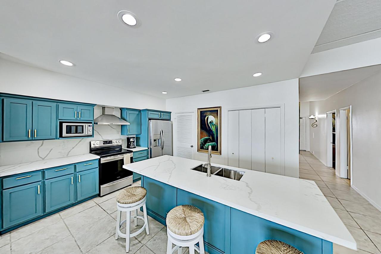 Apartment New Listing! Beachfront Penthouse With Pools & Gym