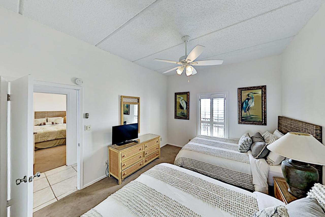 New Listing! Beachfront Penthouse With Pools & Gym Apartment