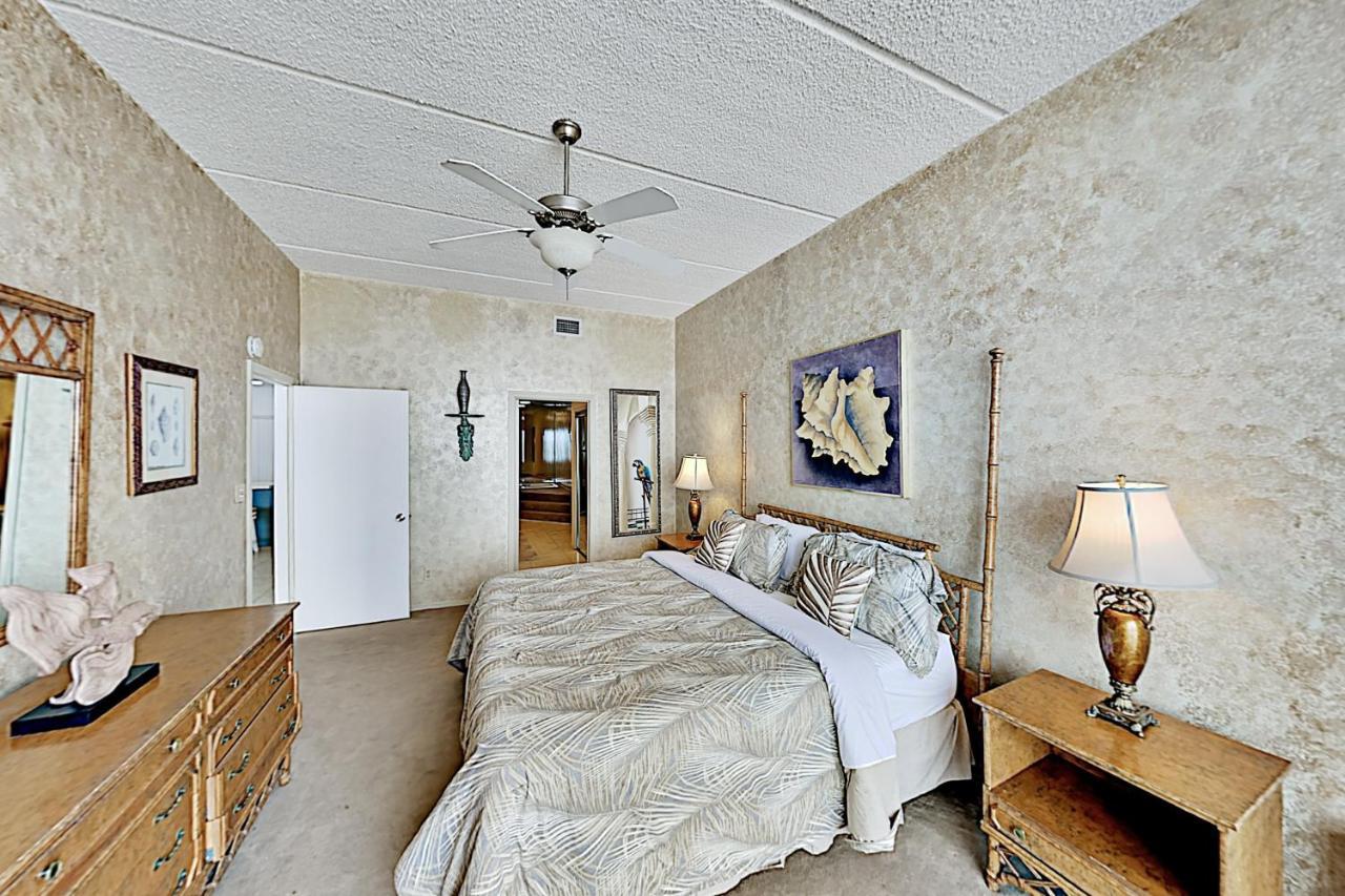 New Listing! Beachfront Penthouse With Pools & Gym Apartment *