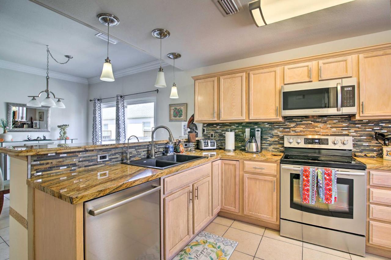 With Pool Access And Balcony! Apartment South Padre Island