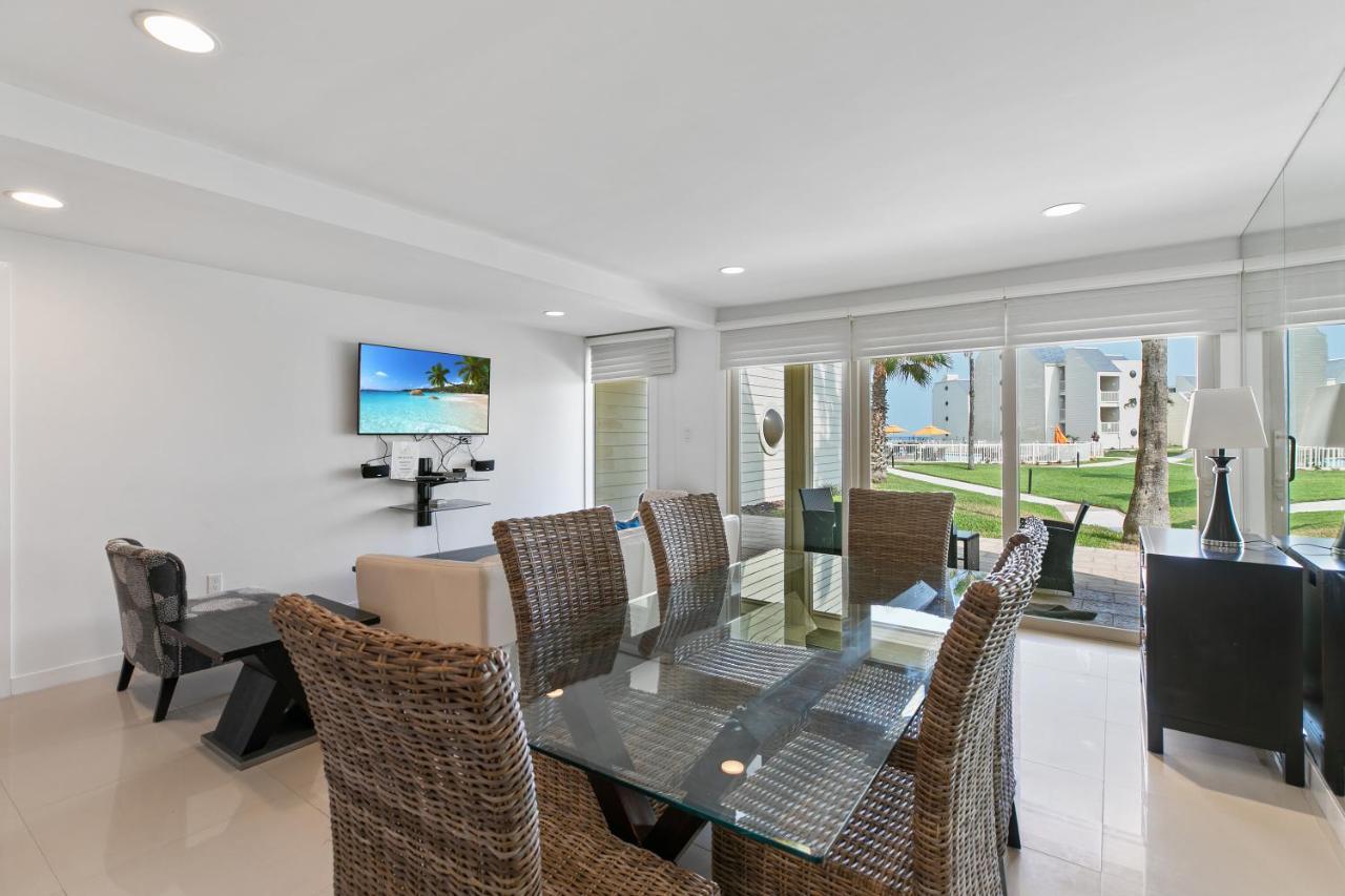Ground Floor Beachfront!! Steps From The Beach! Enjoy 2 Pools And Jacuzzii Holiday home *