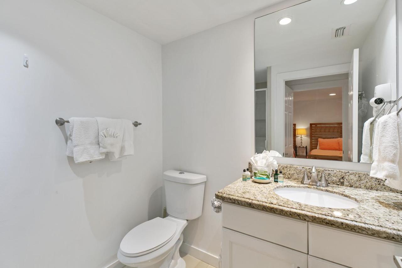 Ground Floor Beachfront!! Steps From The Beach! Enjoy 2 Pools And Jacuzzii