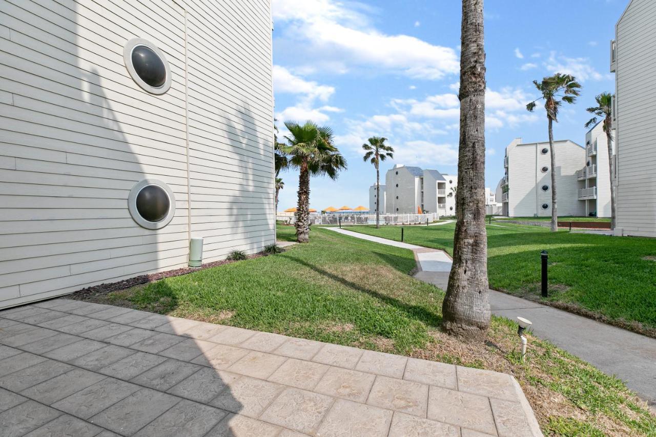 Ground Floor Beachfront!! Steps From The Beach! Enjoy 2 Pools And Jacuzzii South Padre Island