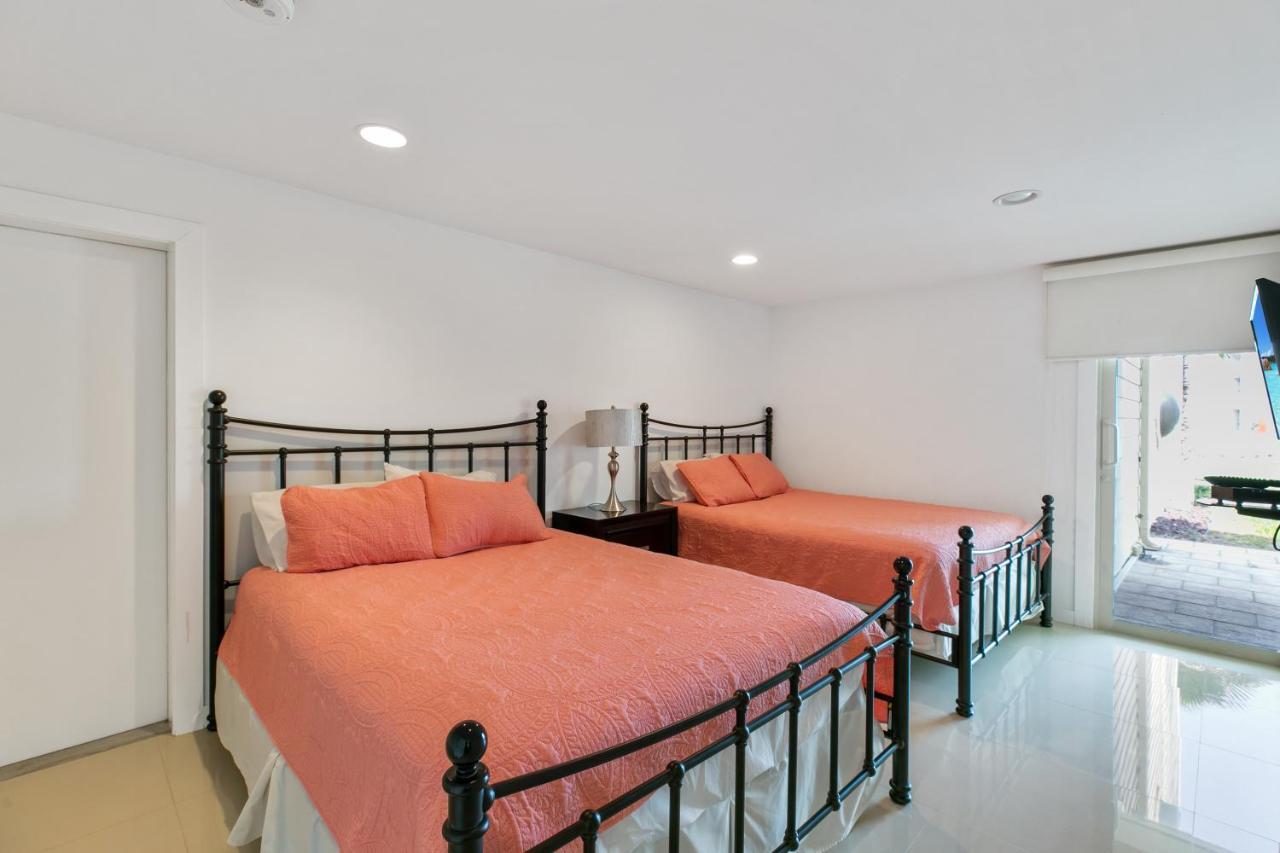 Ground Floor Beachfront!! Steps From The Beach! Enjoy 2 Pools And Jacuzzii