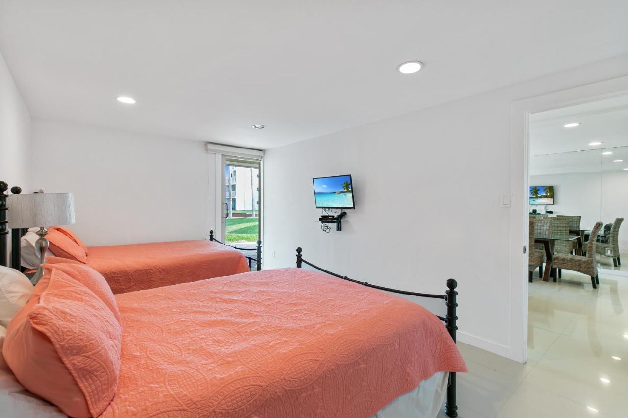 Ground Floor Beachfront!! Steps From The Beach! Enjoy 2 Pools And Jacuzzii Holiday home South Padre Island