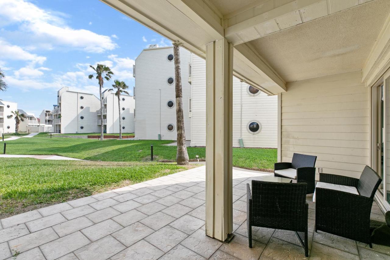 Ground Floor Beachfront!! Steps From The Beach! Enjoy 2 Pools And Jacuzzii