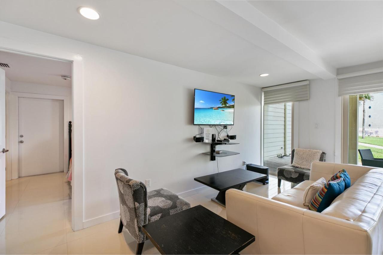 Ground Floor Beachfront!! Steps From The Beach! Enjoy 2 Pools And Jacuzzii Holiday home South Padre Island