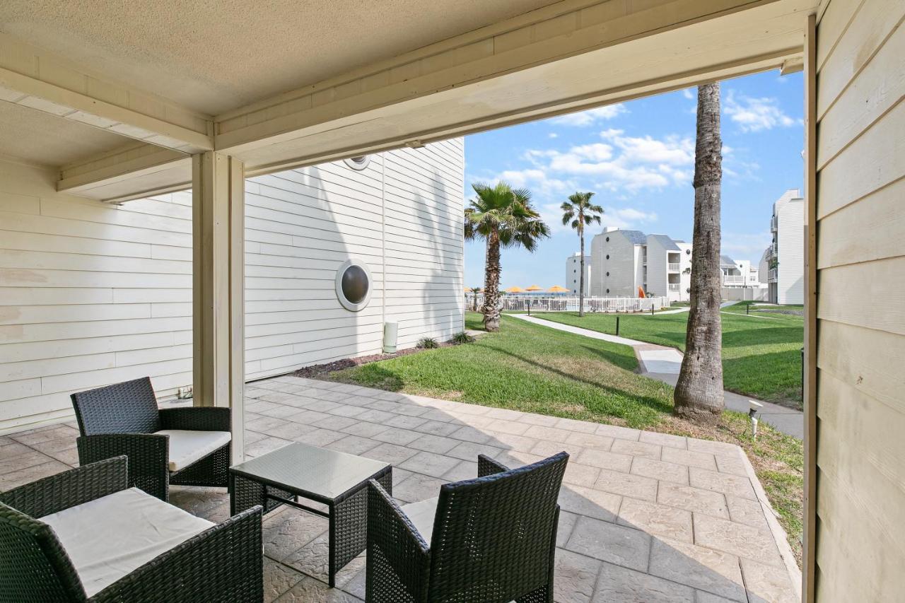 Ground Floor Beachfront!! Steps From The Beach! Enjoy 2 Pools And Jacuzzii Holiday home South Padre Island
