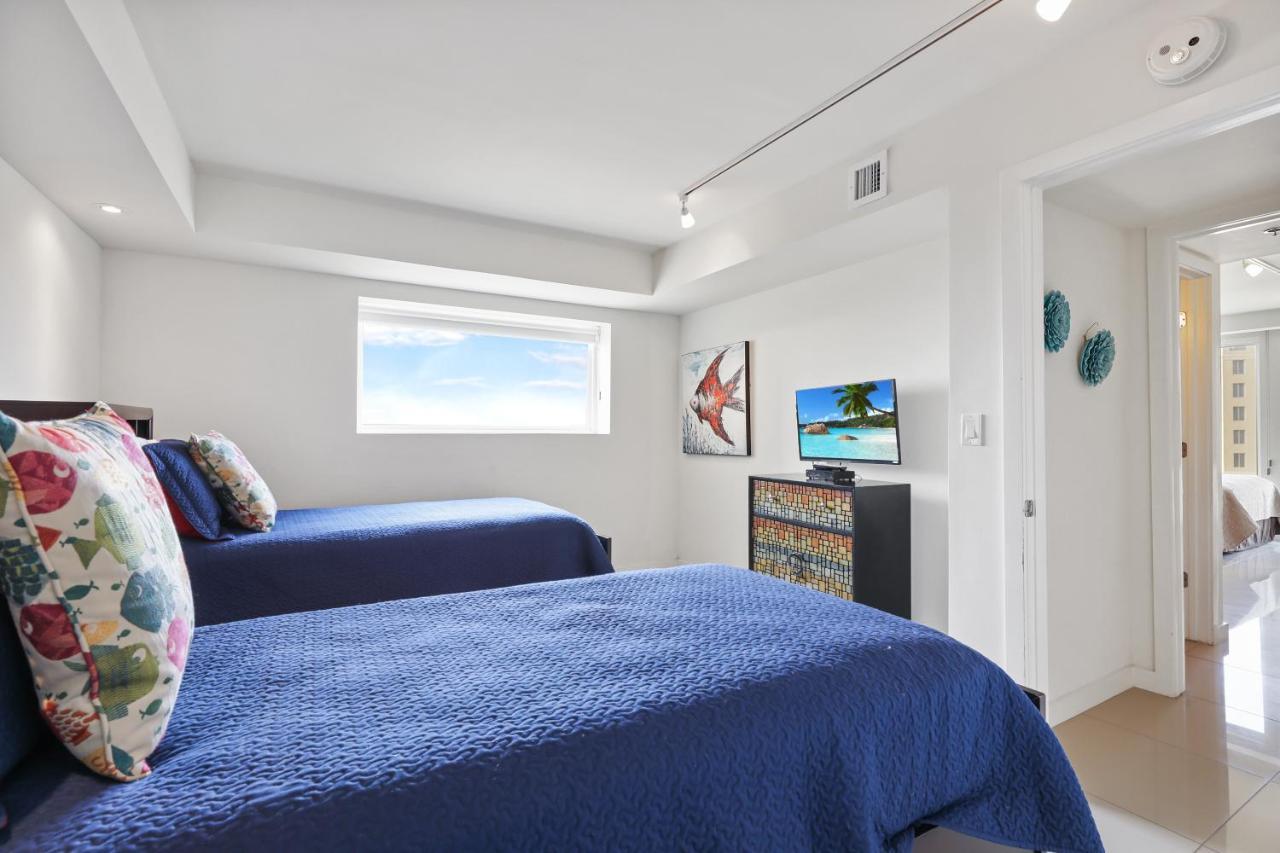 Blue View Beauty! Beachfront Resort, Shared Pools & Jacuzzi Holiday home