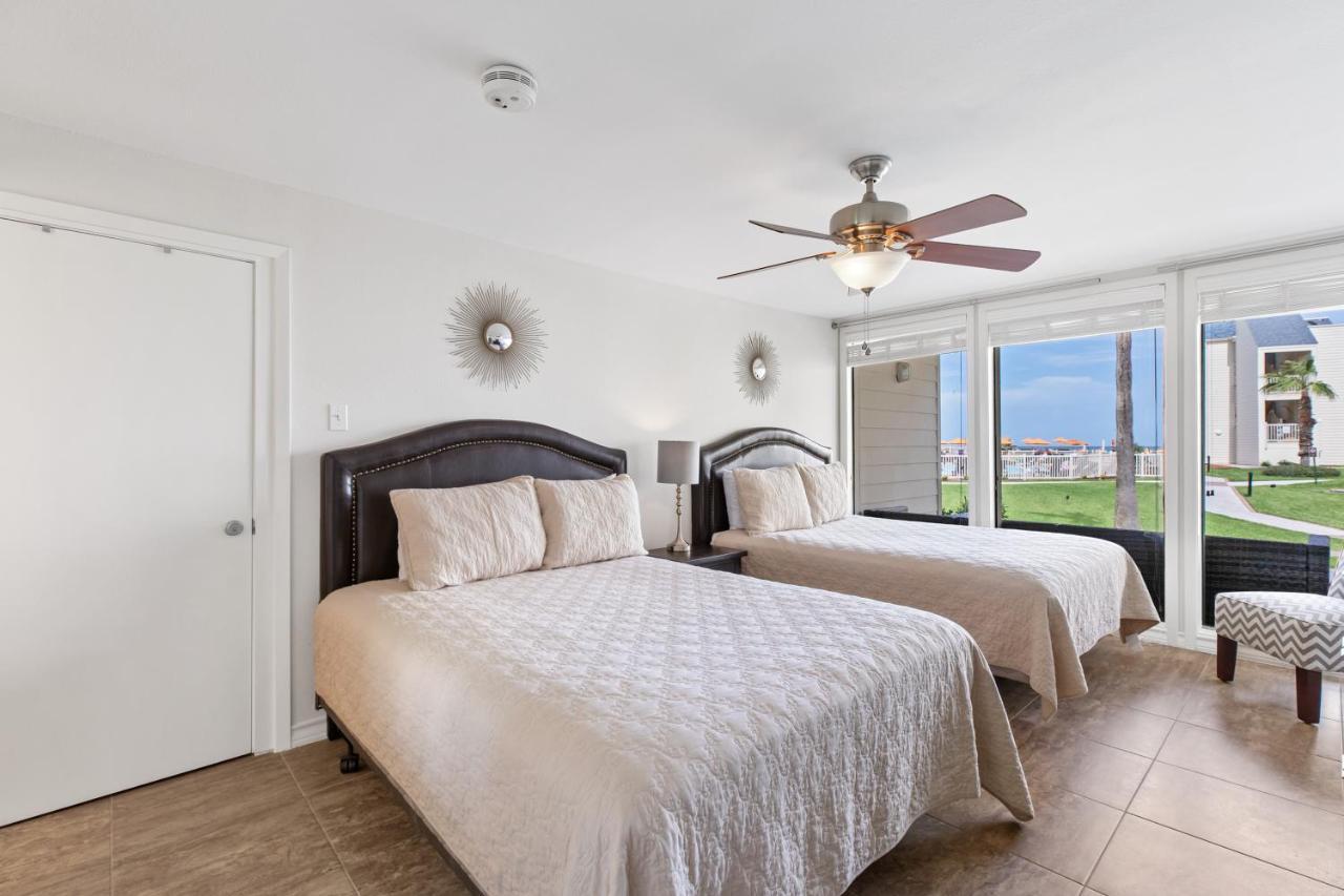 Ground Floor, Spacious Patio And Only Steps Away From Beach And Pool! Holiday home