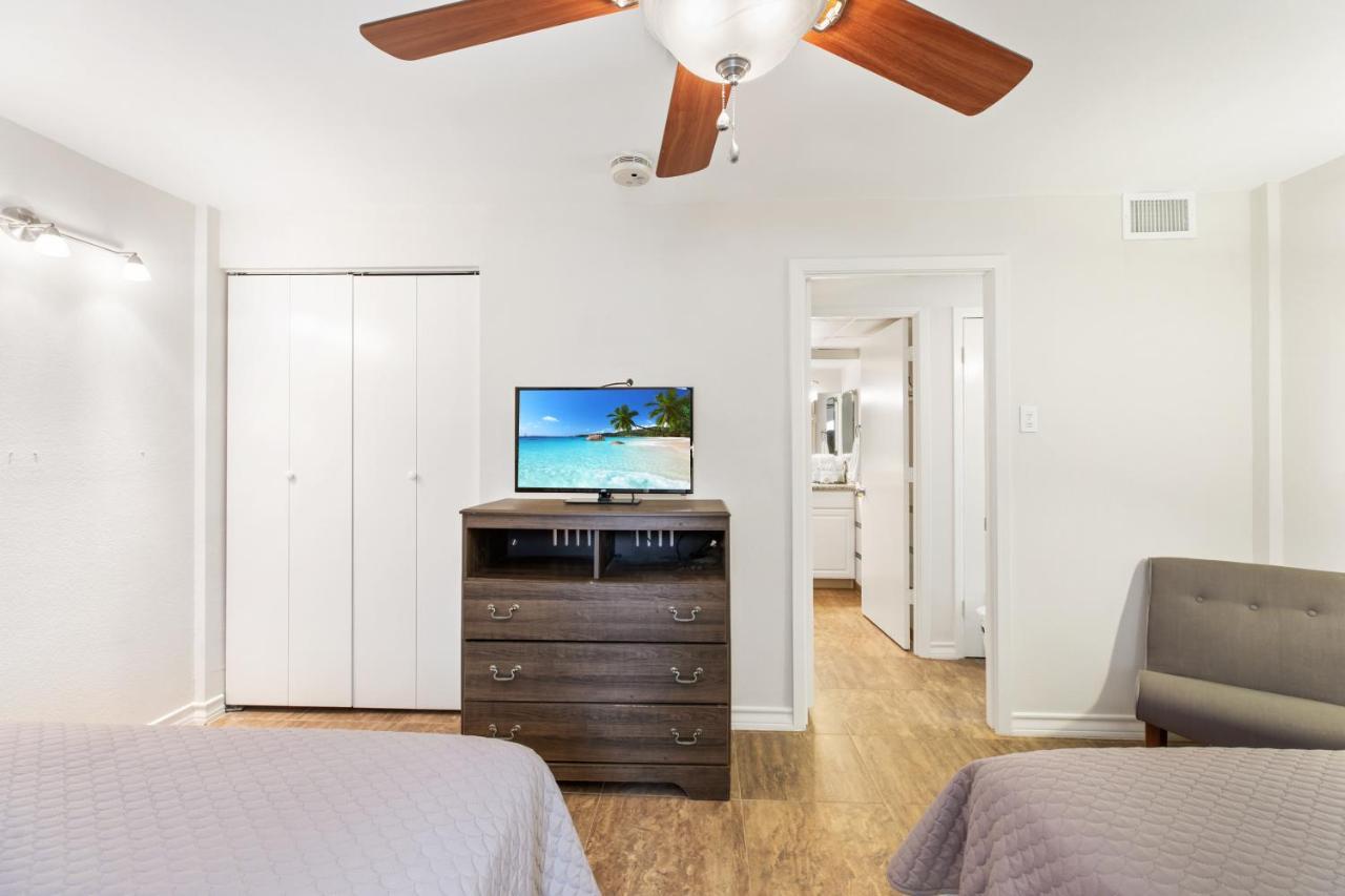 Ground Floor, Spacious Patio And Only Steps Away From Beach And Pool! Holiday home South Padre Island