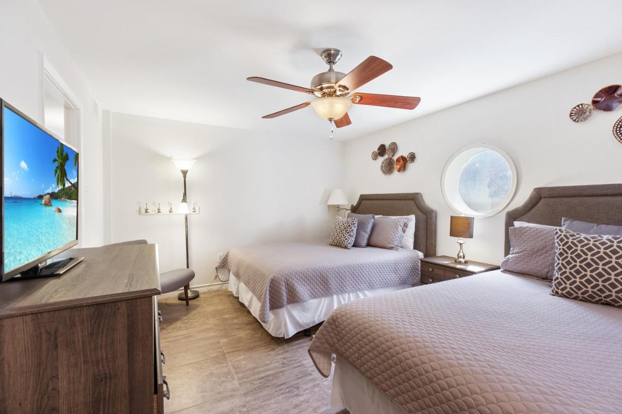 Ground Floor, Spacious Patio And Only Steps Away From Beach And Pool! Holiday home *