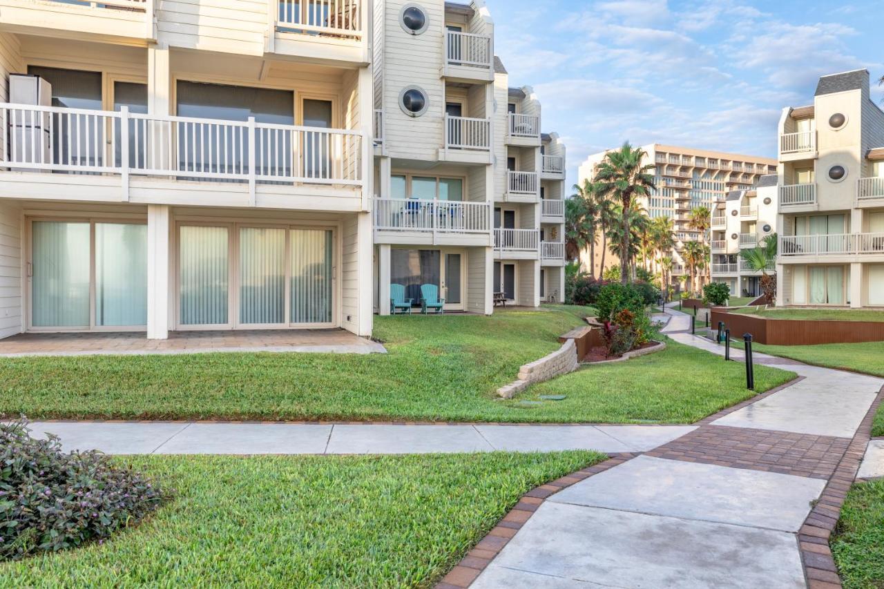Ground Floor, Spacious Patio And Only Steps Away From Beach And Pool! Holiday home