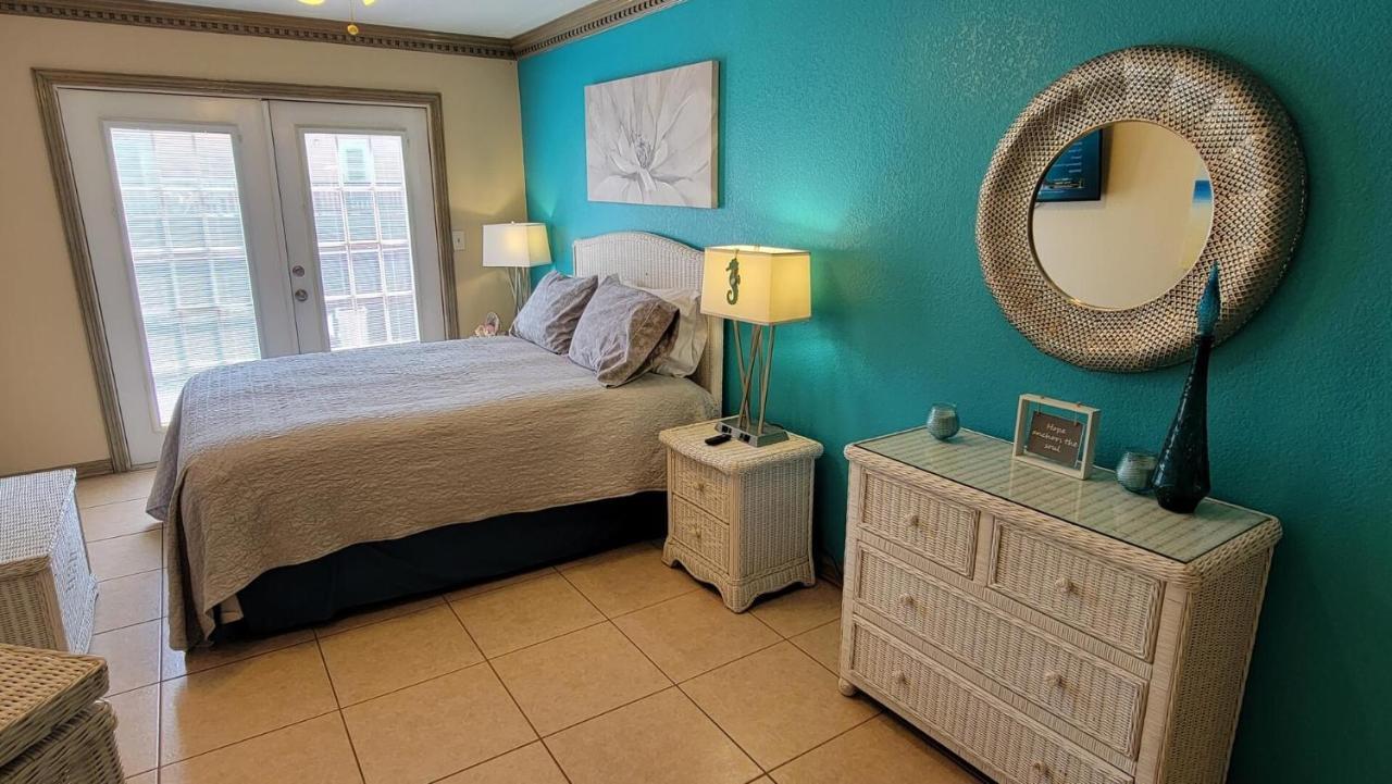 Friendly 2 Bedroom With Big Pool - Campeche Triplex Unit B South Padre Island