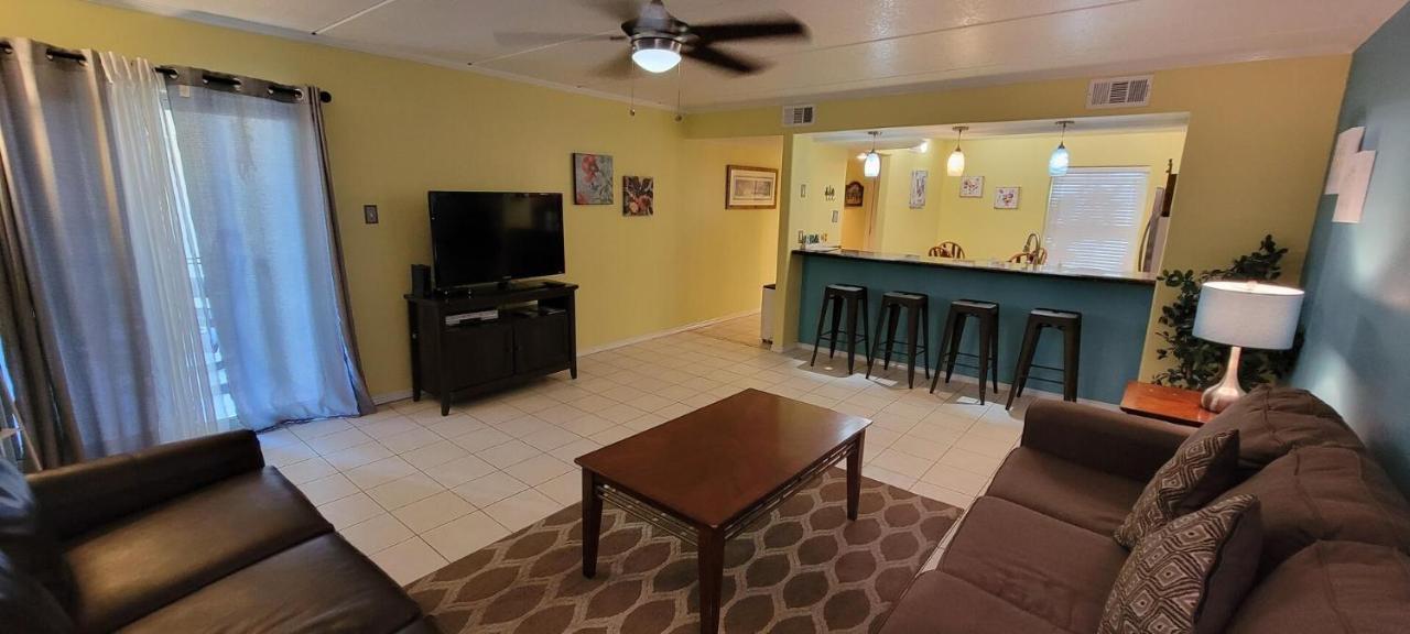 Spotless Updated With Pool - Habitat Unit 7 Apartment *