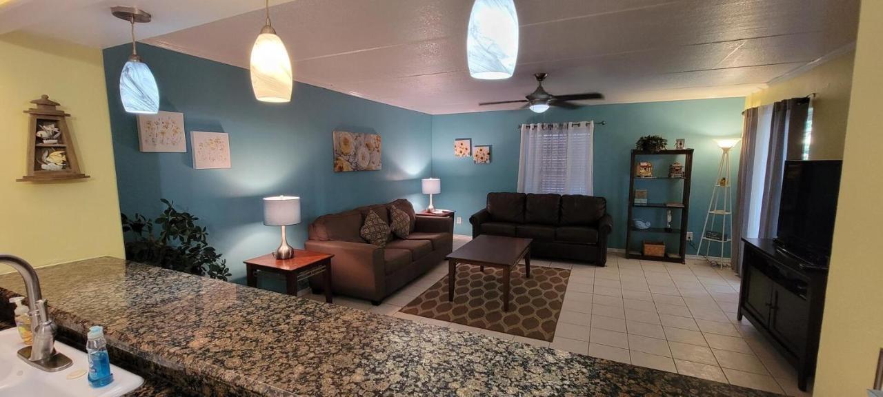 Spotless Updated With Pool - Habitat Unit 7 Apartment