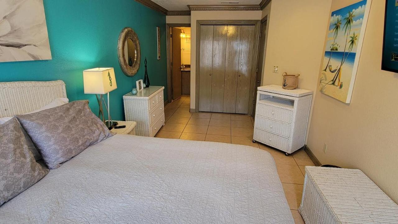 Friendly 2 Bedroom With Big Pool - Campeche Triplex Unit B Apartment South Padre Island