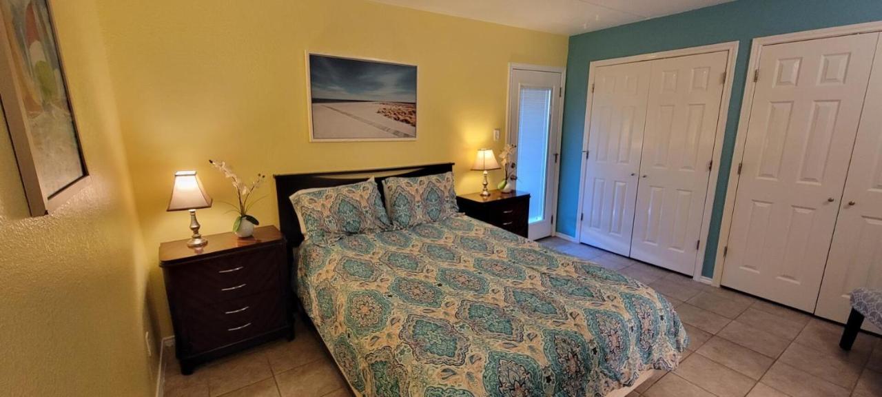 Spotless Updated With Pool - Habitat Unit 7 Apartment