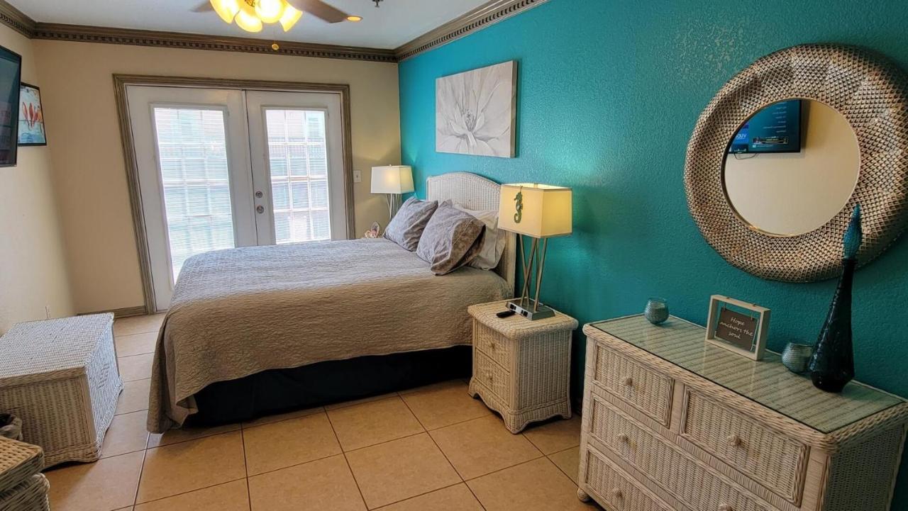 Friendly 2 Bedroom With Big Pool - Campeche Triplex Unit B * South Padre Island